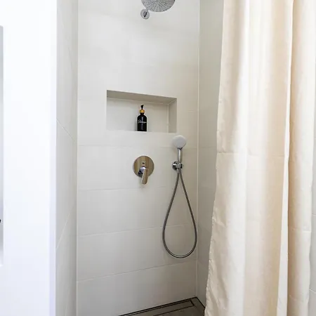 Cohost I 2bd Near Centre
