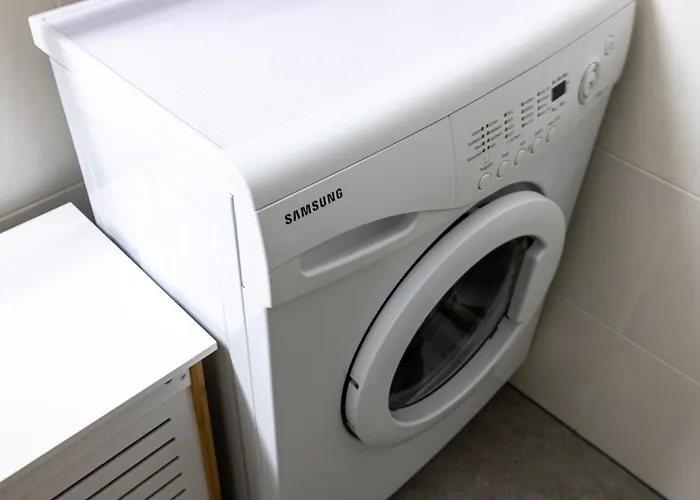 Cohost I 2bd Near Centre Daire