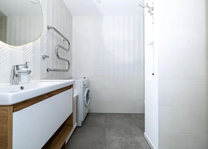 Cohost I 2bd Near Centre Daire